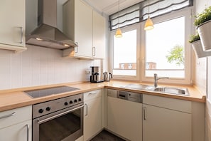 Kühlschrank, Mikrowelle, Ofen, Geschirrspüler