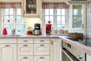 Kylskåp, mikrovågsugn, ugn och diskmaskin