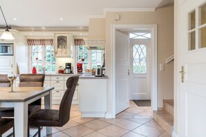 Kylskåp, mikrovågsugn, ugn och diskmaskin