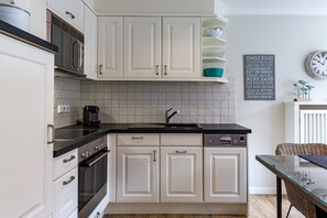 Kühlschrank, Mikrowelle, Ofen, Geschirrspüler