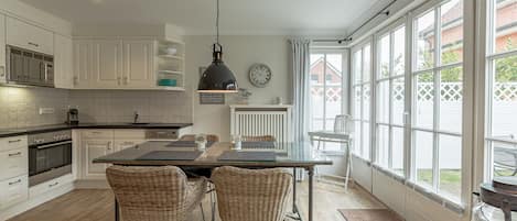 Geladeira, micro-ondas, fogão, lava-louças