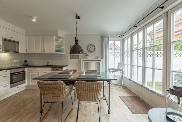 Kühlschrank, Mikrowelle, Ofen, Geschirrspüler