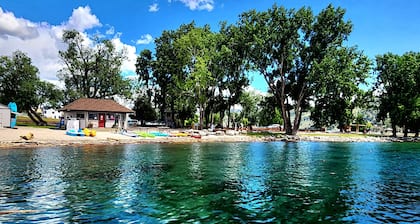 Sunrise Chalet at Wapato Point, Sleeps 12, Half Block to Sandy Beach Waterfront