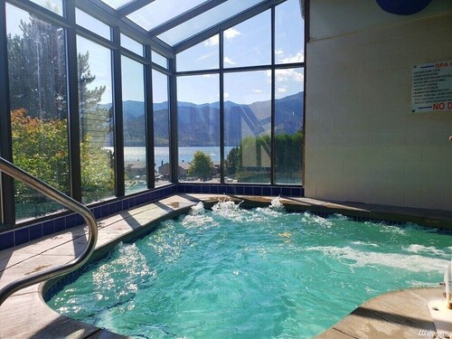 Sunrise Chalet at Wapato Point, Sleeps 12, Half Block to Sandy Beach Waterfront