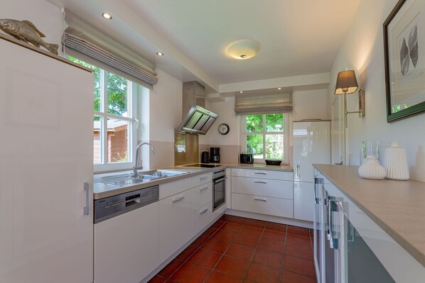 Køleskab, ovn, opvaskemaskine, kaffe-/temaskine