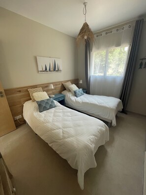 2 chambres, fer et planche à repasser, Wi-Fi, draps fournis