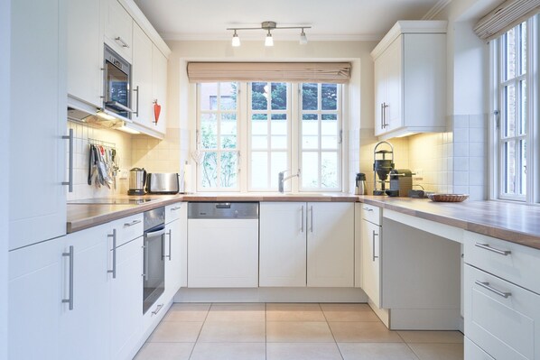 Kühlschrank, Mikrowelle, Ofen, Geschirrspüler