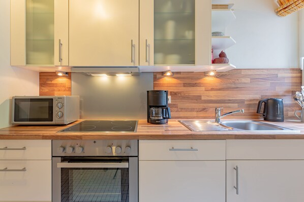 Køleskab, mikrobølgeovn, ovn, opvaskemaskine