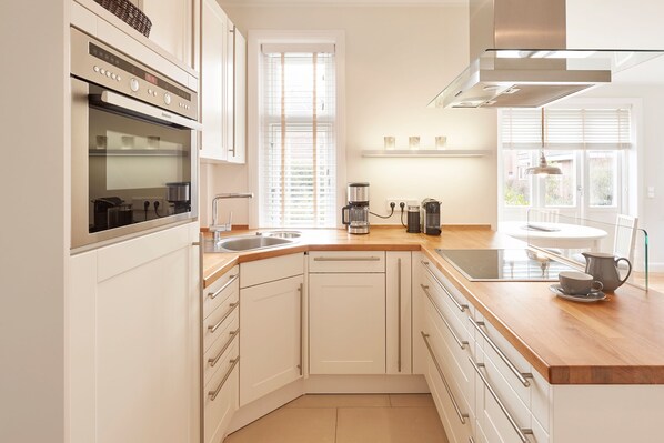Fridge, microwave, dishwasher, coffee/tea maker