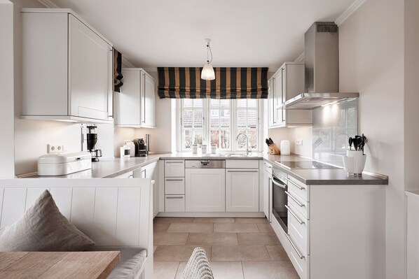 Køleskab, ovn, opvaskemaskine, kaffe-/temaskine