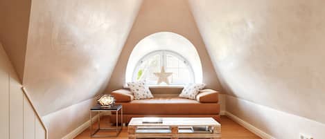 Televisión y chimenea