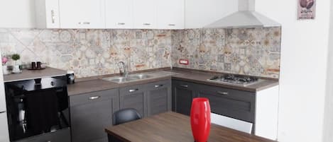 Refrigerador, horno, lavavajillas y utensilios de cocina