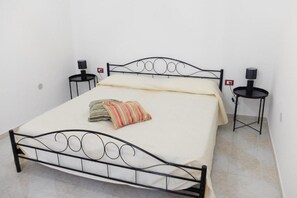 2 bedrooms, iron/ironing board, WiFi
