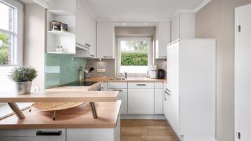 Kühlschrank, Mikrowelle, Ofen, Geschirrspüler