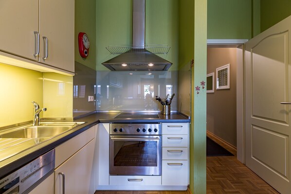 Kühlschrank, Ofen, Geschirrspüler, Wasserkocher mit Kaffee-/Teezubehör