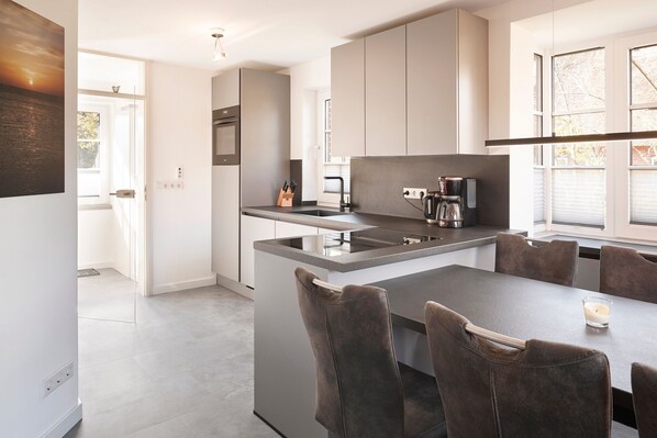 Kühlschrank, Ofen, Geschirrspüler, Wasserkocher mit Kaffee-/Teezubehör