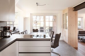 Kühlschrank, Ofen, Geschirrspüler, Wasserkocher mit Kaffee-/Teezubehör