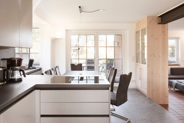 Køleskab, ovn, opvaskemaskine, kaffe-/temaskine