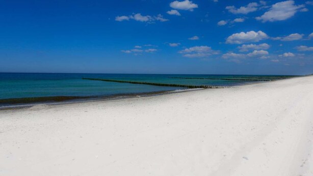 A beach with white sand and a clear blue sky. - Villa Namenlos - Holiday apartment 5 (Börgerende-Rethwisch)