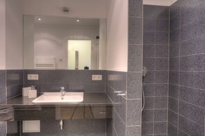 Shower, hair dryer - Villa Namenlos - Holiday apartment 7 (Börgerende-Rethwisch)