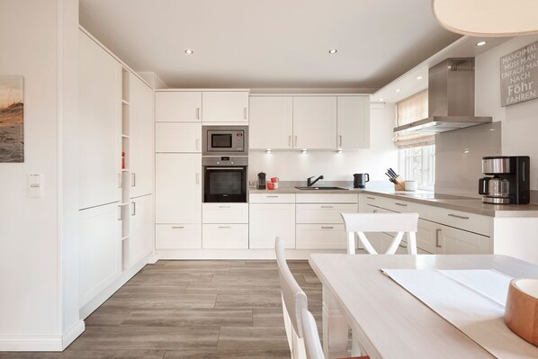 Køleskab, mikrobølgeovn, ovn, opvaskemaskine