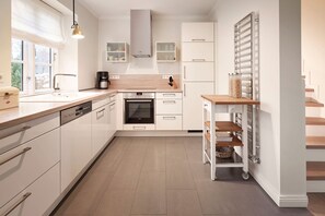 Kühlschrank, Mikrowelle, Ofen, Geschirrspüler