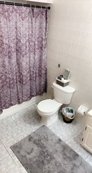 Combined shower/bathtub, hair dryer, towels, soap - Suitable spacious 5 minutes to EWR airport, 15 minutes to New York City (Newark)