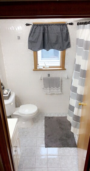 Combined shower/bathtub, hair dryer, towels, soap