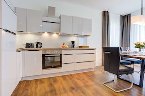 Fridge, oven, stovetop, dishwasher