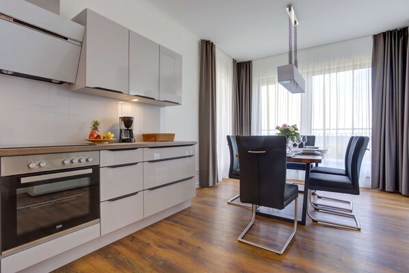 Réfrigérateur, un four, surface de cuisson, lave-vaisselle
