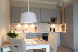 Kühlschrank, Mikrowelle, Ofen, Geschirrspüler