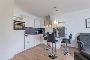 Kühlschrank, Ofen, Geschirrspüler, Wasserkocher mit Kaffee-/Teezubehör