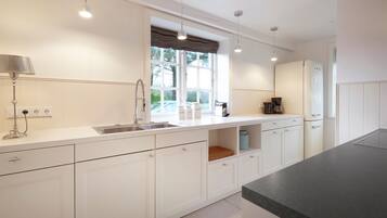 Kühlschrank, Mikrowelle, Ofen, Geschirrspüler