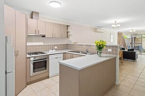Réfrigérateur, four à micro-ondes, un four, surface de cuisson
