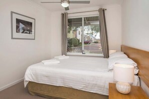 3 bedrooms, iron/ironing board, travel cot, WiFi - 20@CapeView, Geographe bay (Broadwater)