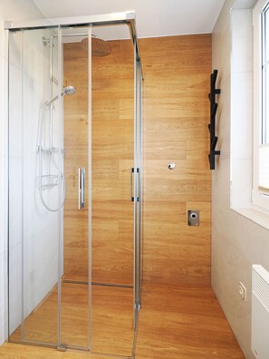 Dusche, Haartrockner, Handtücher