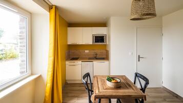 Réfrigérateur, micro-ondes, cafetiÚre/bouilloire, bouilloire électrique