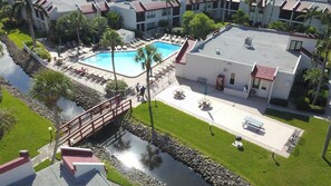 Et hotel med swimmingpool, bro og en terrasse.