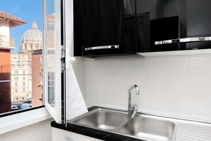 Frigorifero, microonde, forno, piano cottura