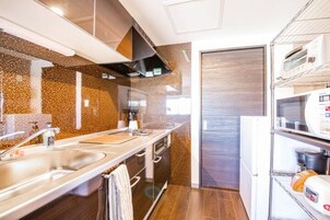 Refrigerador, microondas, placa de cocina, cafetera/tetera