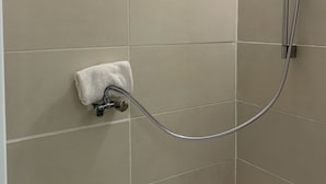 A shower with a handheld showerhead and a handheld hose. - Jungle Pinoche Proche Plage (Saint-Malo)
