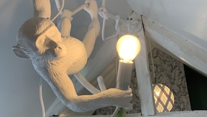 A ceiling-mounted sculpture with a light fixture. - Jungle Pinoche Proche Plage (Saint-Malo)