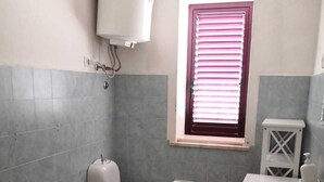 Un bany amb vàter, bidet i rentapel.
