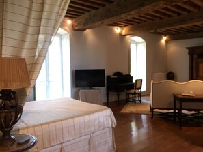 6 bedrooms, WiFi - Domaine du Château de Chatillon en Bazois Monument Historique (Châtillon-en-Bazois)