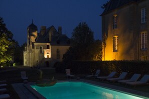 A heated pool - Domaine du Château de Chatillon en Bazois Monument Historique (Châtillon-en-Bazois)
