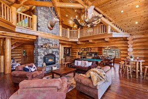 TV, caminetto, tavolo da calcetto