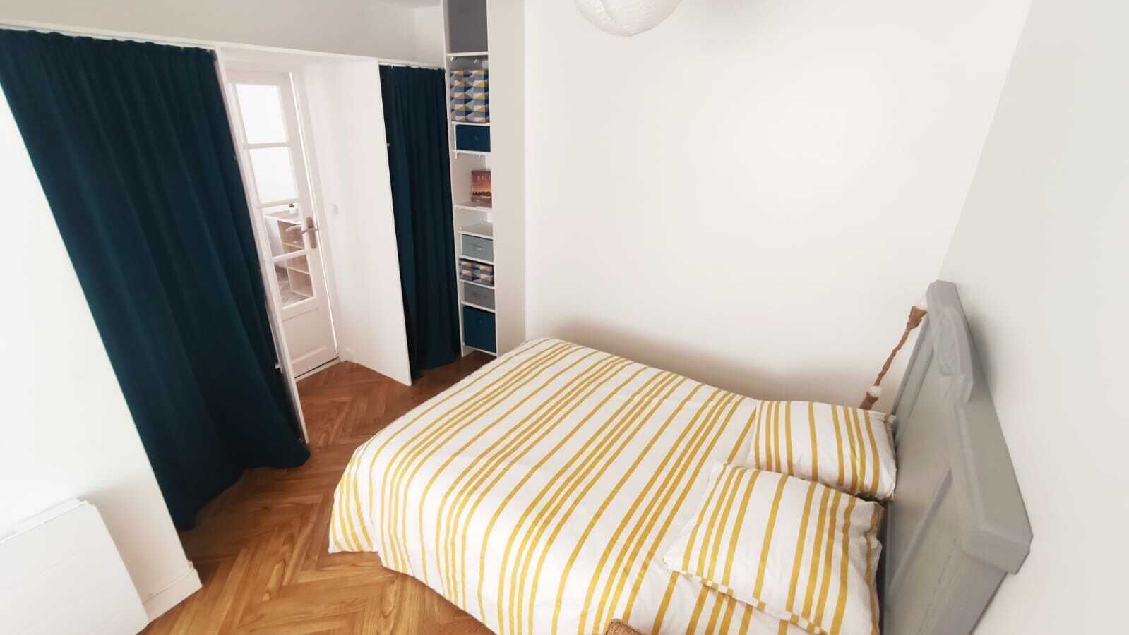 1 habitación, tabla de planchar con plancha, wifi y ropa de cama 