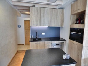 Micro-ondes, four, lave-vaisselle, cafetiĂšre/bouilloire