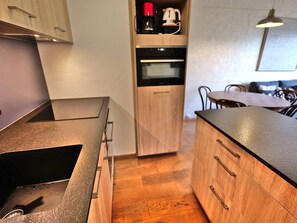 Microwave, oven, dishwasher, coffee/tea maker