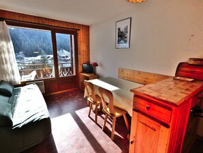 TV - 2-room apartment + mountain corner, south-facing balcony, village center (Le Grand-Bornand)